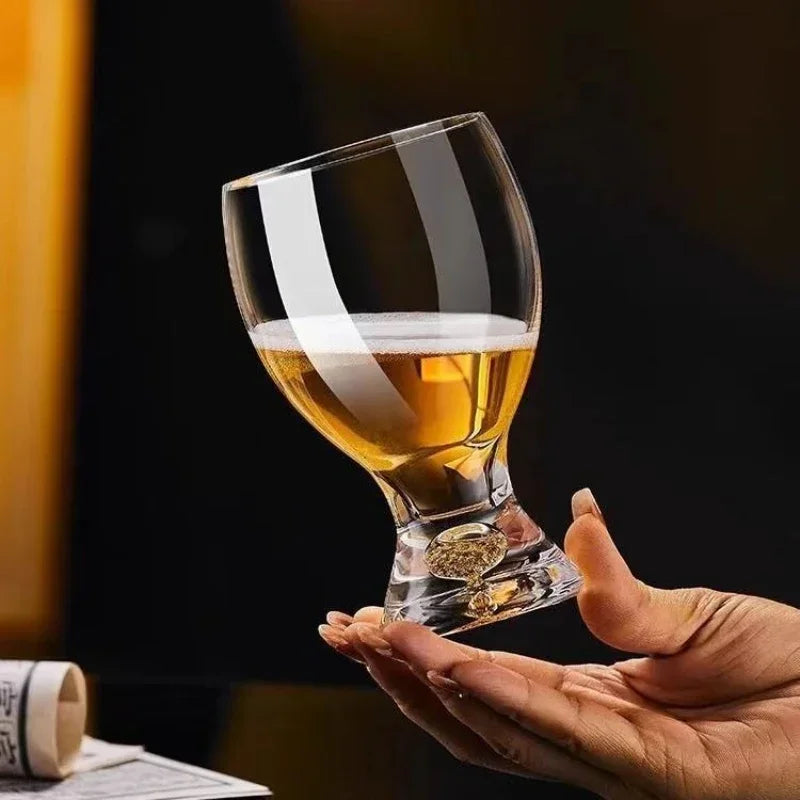 Hochwertiges Bierglas mit goldenem Detail, Hand hält Glas, stilvolle Küchenausstattung