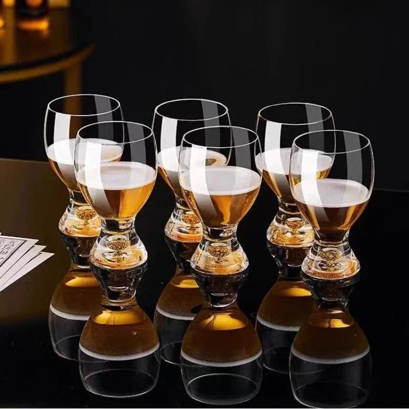 Sechs hochwertige Biergläser von Kochschein auf schwarzem Tisch, stilvoll arrangiert.