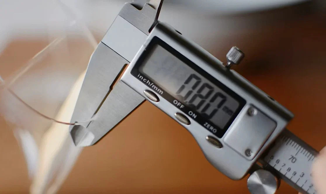 Digitale Schieblehre misst feines Glas eines hochwertigen Weinglases, Küchenaccessoire