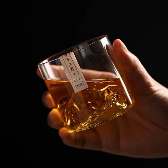 Japanisches Trinkglas mit 3D Berg - Elegantes Geschenkset mit Holzbox - Kochschein