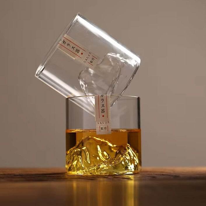 Japanisches Trinkglas mit 3D Berg - Elegantes Geschenkset mit Holzbox - Kochschein
