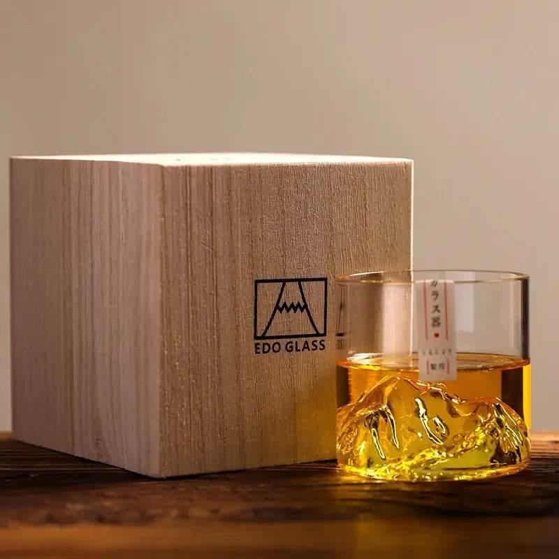 Japanisches Trinkglas mit 3D Berg - Elegantes Geschenkset mit Holzbox - Kochschein