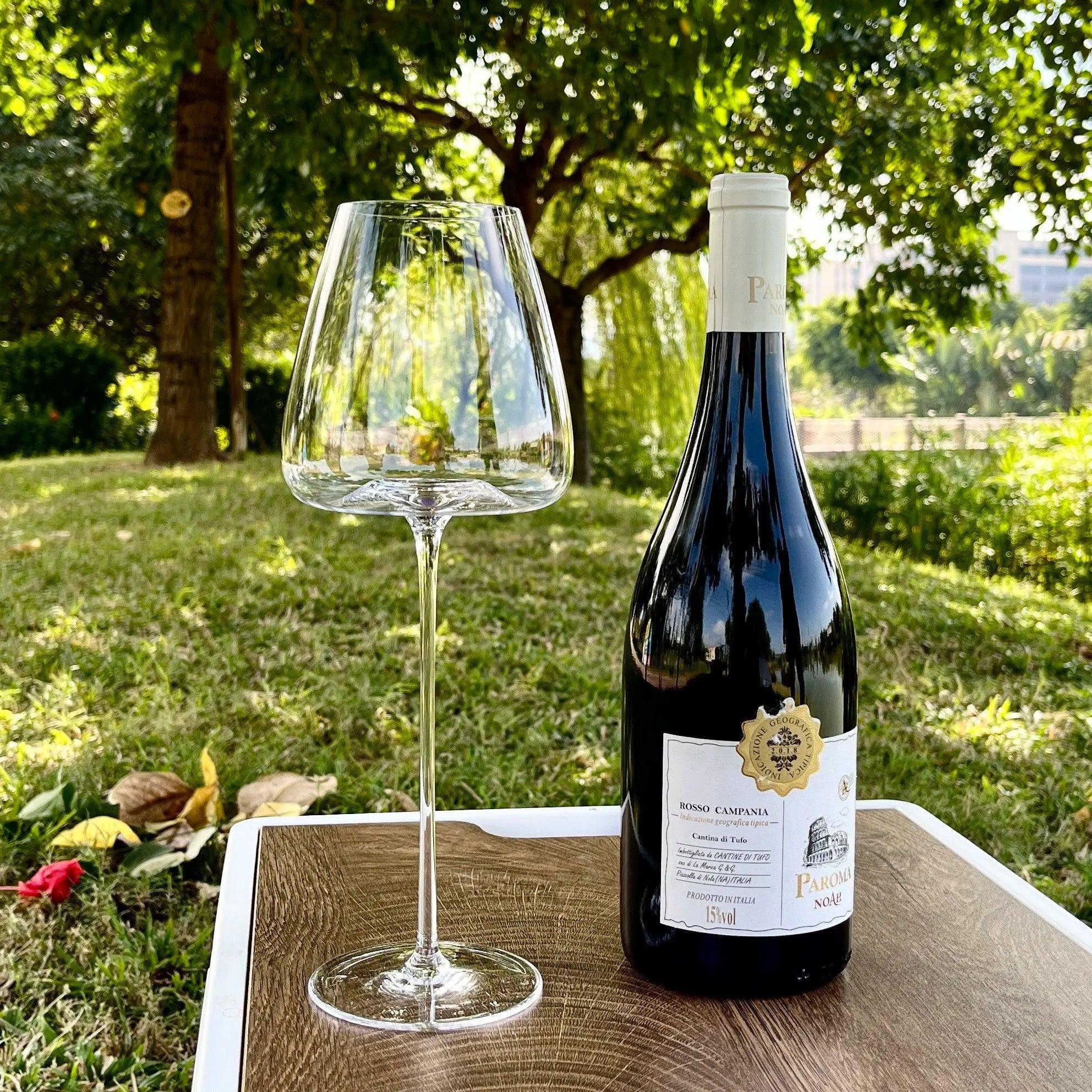 Exklusives Weinglas und Weinflasche auf Holztisch, Garten-Picknick, Kochschein Küchenaccessoires