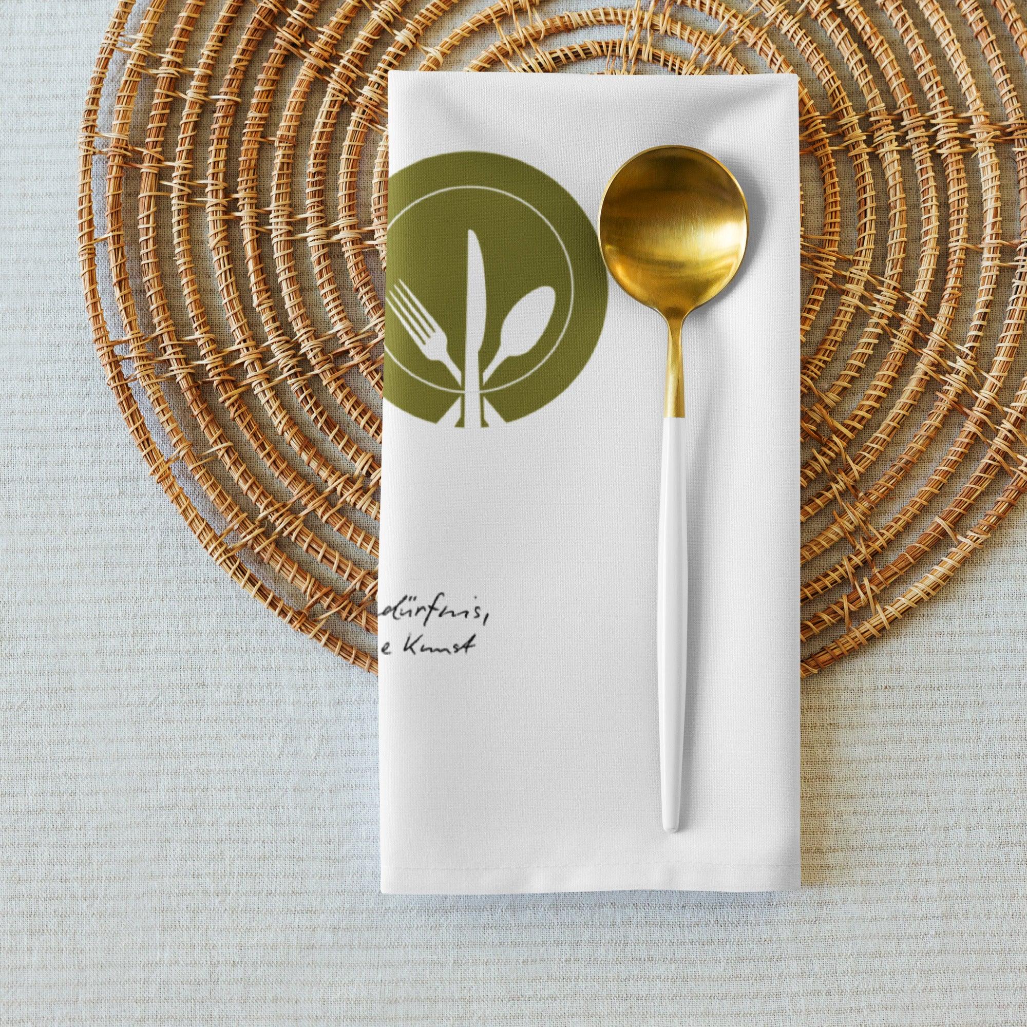 Weiße Stoffserviette mit goldenem Löffel auf geflochtener Platzmatte, Küchenaccessoires elegant dekoriert