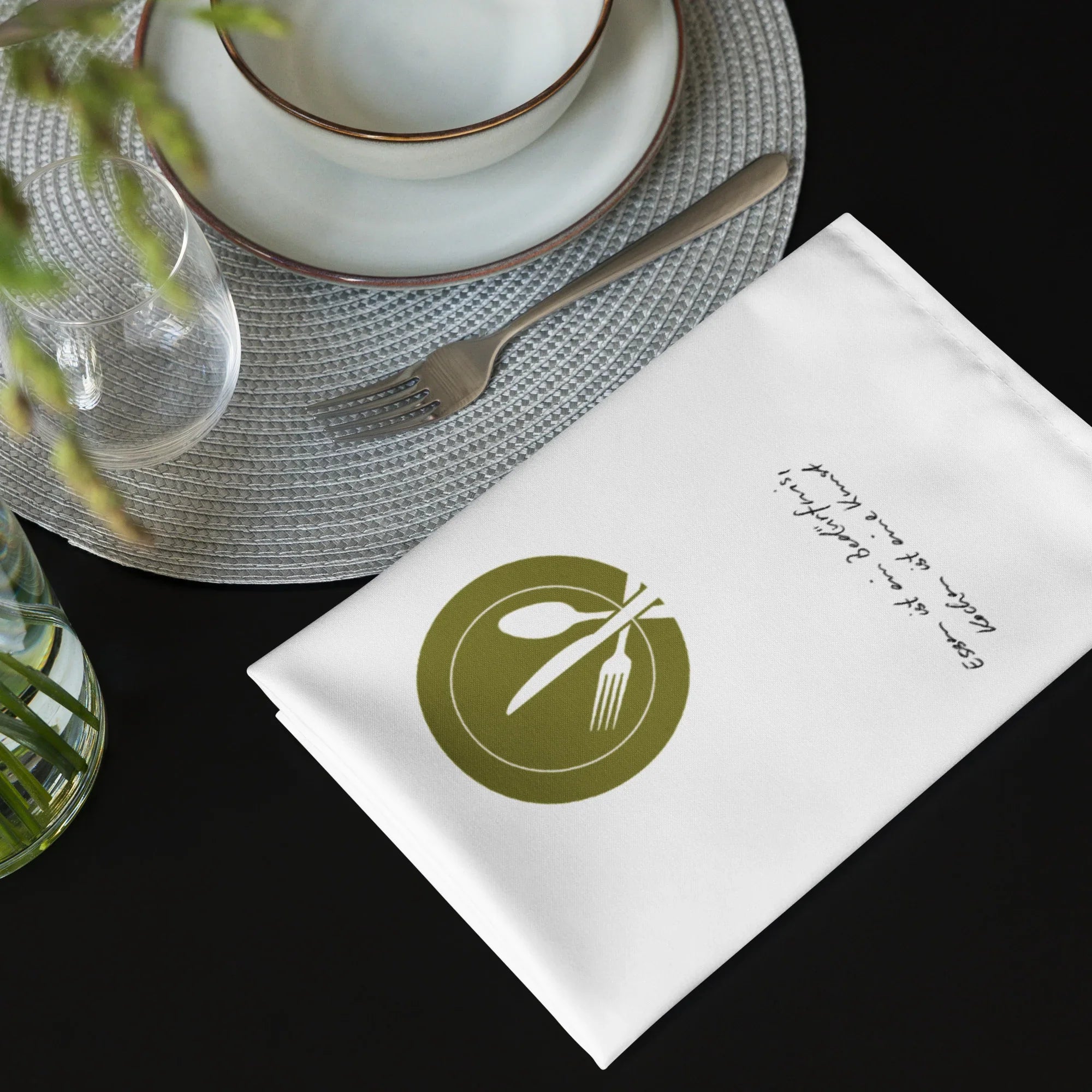 Weiße Stoffserviette mit Besteck-Motiv und Schriftzug, stilvoll gedeckter Tisch, Küchenaccessoire