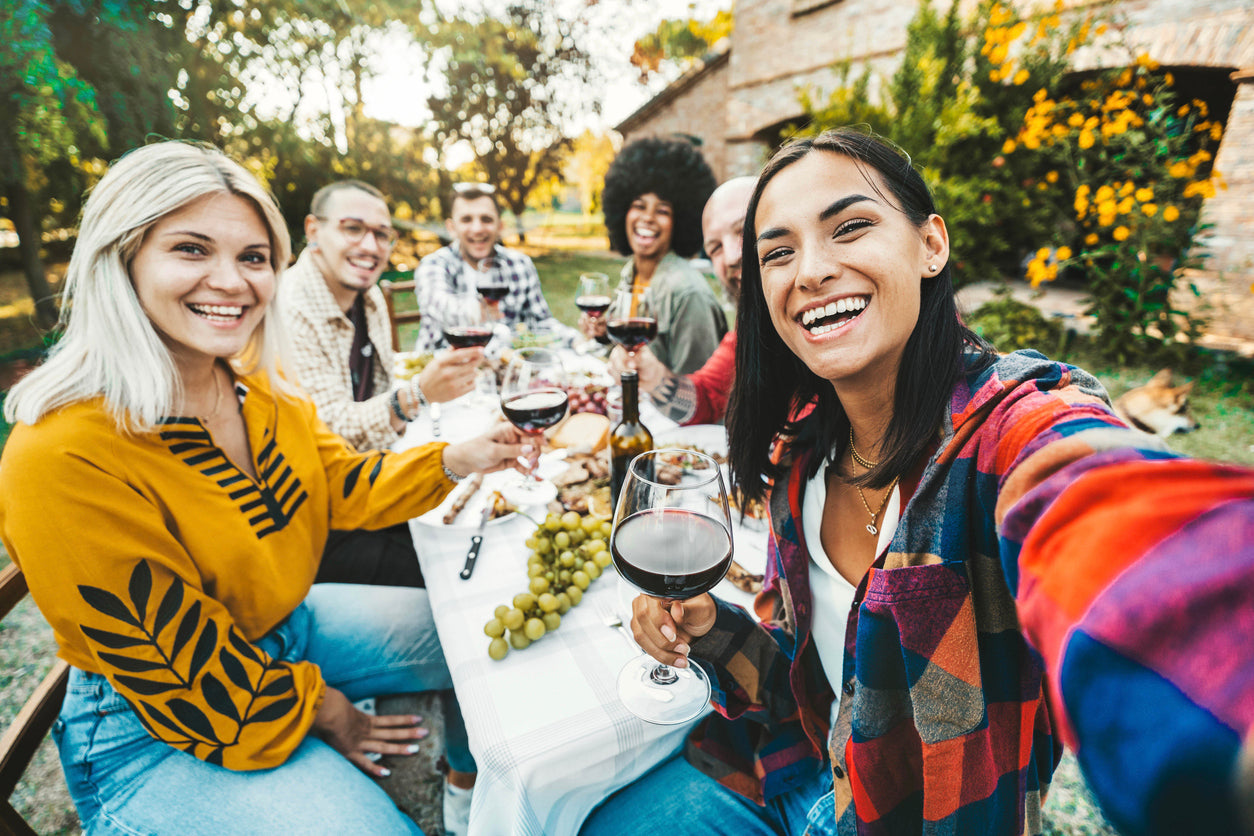 Freunde im Garten beim Abendessen