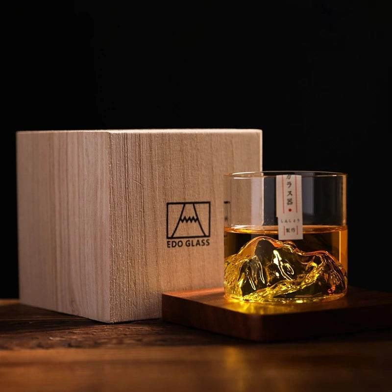 Japanisches Trinkglas mit 3D Berg - Elegantes Geschenkset mit Holzbox - Kochschein