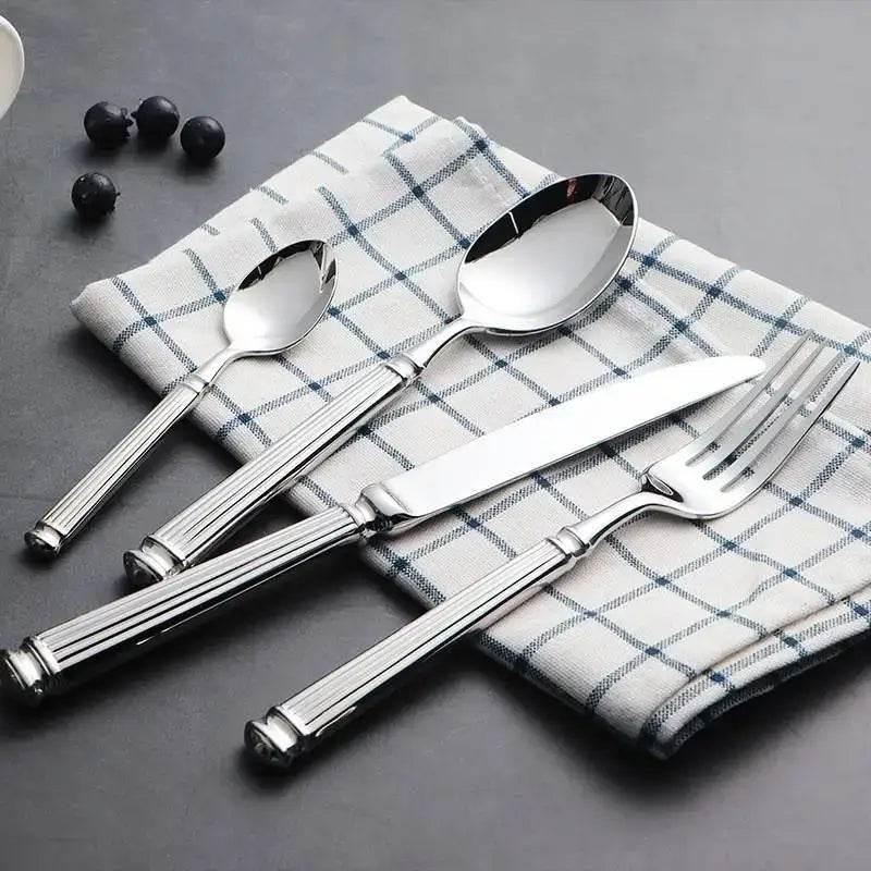 Luxuriöses Besteck Set mit Säulengriff